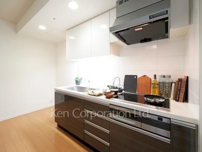 Kitchen ※Photo of the same layout on 16 floor. Decoration and fixture may differ.