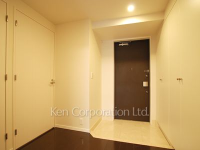 Entrance ※Photo of the same layout on 12 floor. Decoration and fixture may differ.
