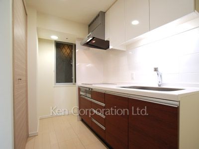 Kitchen ※Photo of the same layout on 18 floor. Decoration and fixture may differ.