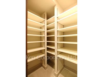 Shoes-In Closet ※Photo of the same layout on 30 floor. Decoration and fixture may differ.