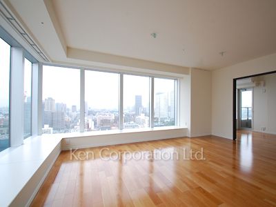 Living-Dining ※Photo of the same layout on 24 floor. Decoration and fixture may differ.