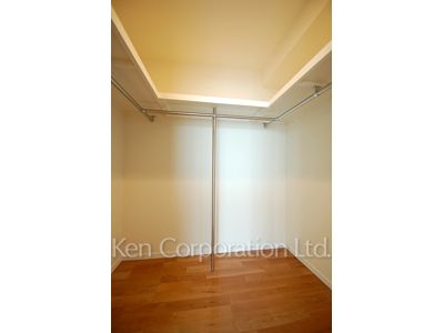 Closet ※Photo of the same layout on 24 floor. Decoration and fixture may differ.