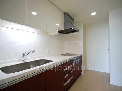 Kitchen ※Photo of the same layout on 20 floor. Decoration and fixture may differ.