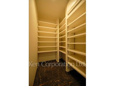 Shoes-In Closet ※Photo of the same layout on 24 floor. Decoration and fixture may differ.