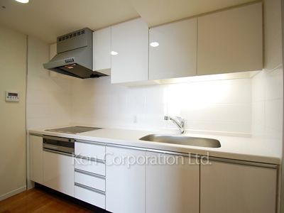 Kitchen ※Photo of the same layout on 24 floor. Decoration and fixture may differ.