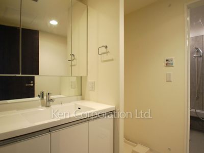 Powder Room ※Photo of the same layout on 24 floor. Decoration and fixture may differ.