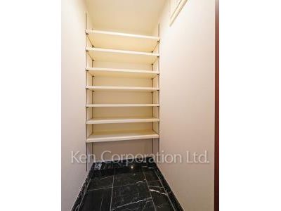 Shoes-In Closet ※Photo of the same layout on 29 floor. Decoration and fixture may differ.