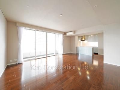 Living-Dining ※Photo of the same layout on 26 floor. Decoration and fixture may differ.