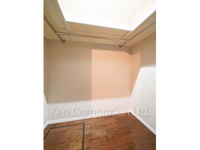 Walk-In Closet ※Photo of the same layout on 26 floor. Decoration and fixture may differ.