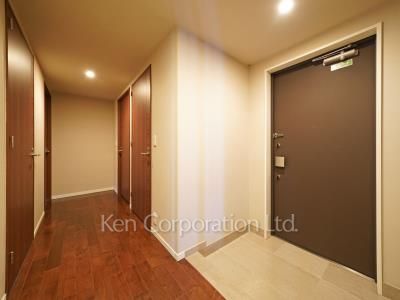 Entrance ※Photo of the same layout on 26 floor. Decoration and fixture may differ.