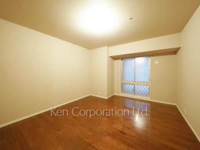 Master Bedroom ※Photo of the same layout on 26 floor. Decoration and fixture may differ.