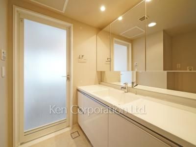 Powder Room ※Photo of the same layout on 26 floor. Decoration and fixture may differ.