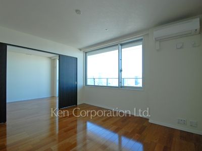 Living-Dining ※Photo of the same layout on 28 floor. Decoration and fixture may differ.