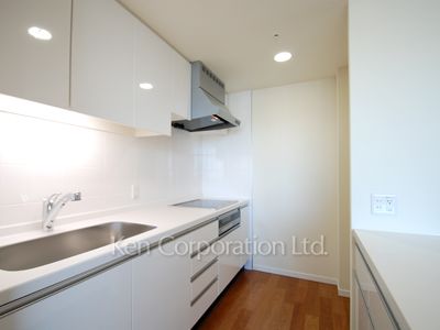 Kitchen ※Photo of the same layout on 28 floor. Decoration and fixture may differ.