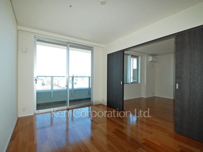 Living-Dining ※Photo of the same layout on 28 floor. Decoration and fixture may differ.