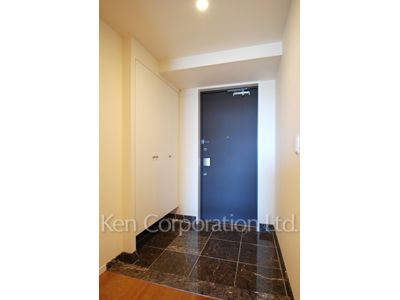 Entrance ※Photo of the same layout on 28 floor. Decoration and fixture may differ.