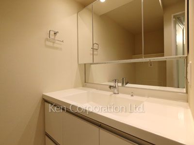 Powder Room ※Photo of the same layout on 23 floor. Decoration and fixture may differ.