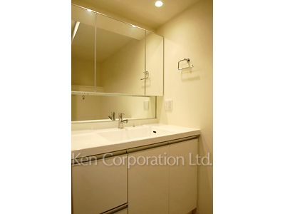 Powder Room ※Photo of the same layout on 24 floor. Decoration and fixture may differ.