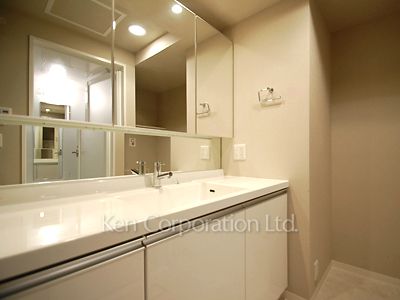Powder Room ※Photo of the same layout on 22 floor. Decoration and fixture may differ.