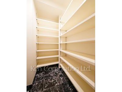Shoes-In Closet ※Photo of the same layout on 21 floor. Decoration and fixture may differ.