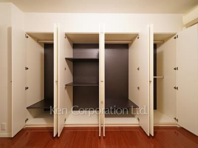 Closet ※Photo of the same layout on 21 floor. Decoration and fixture may differ.