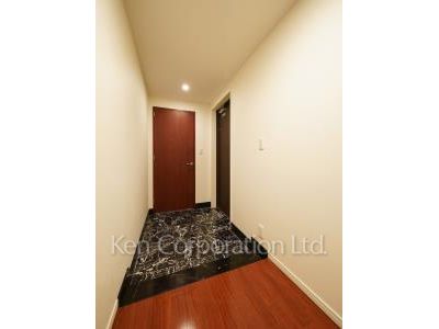 Entrance ※Photo of the same layout on 21 floor. Decoration and fixture may differ.
