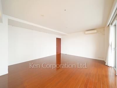 Living-Dining ※Photo of the same layout on 21 floor. Decoration and fixture may differ.