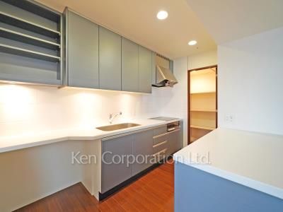 Kitchen ※Photo of the same layout on 21 floor. Decoration and fixture may differ.