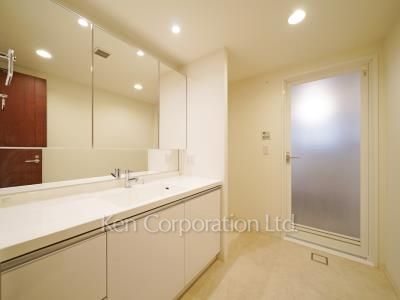 Powder Room ※Photo of the same layout on 21 floor. Decoration and fixture may differ.