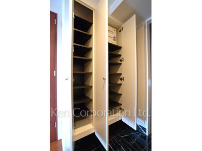 Shoes Closet ※Photo of the same layout on 29 floor. Decoration and fixture may differ.