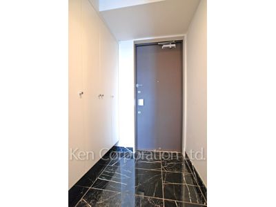 Entrance ※Photo of the same layout on 29 floor. Decoration and fixture may differ.
