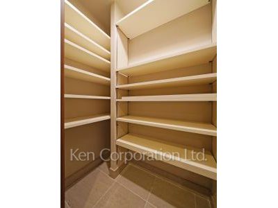 Shoes-In Closet ※Photo of the same layout on 22 floor. Decoration and fixture may differ.