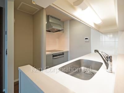 Kitchen ※Photo of the same layout on 22 floor. Decoration and fixture may differ.