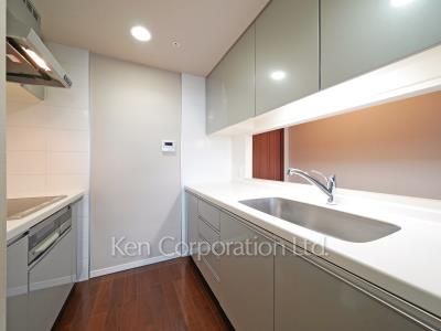Kitchen ※Photo of the same layout on 22 floor. Decoration and fixture may differ.