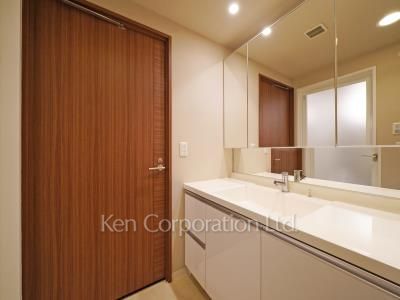 Powder Room ※Photo of the same layout on 22 floor. Decoration and fixture may differ.