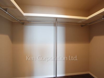 Walk-In Closet ※Photo of the same layout on 22 floor. Decoration and fixture may differ.