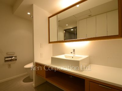 Powder Room ※Photo of the same layout on 17 floor. Decoration and fixture may differ.