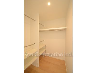 Walk-In Closet ※Photo of the same layout on 17 floor. Decoration and fixture may differ.