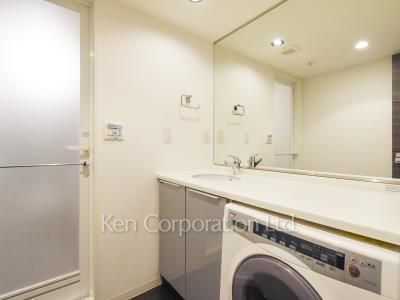 Powder Room ※Photo of the same layout on 4 floor. Decoration and fixture may differ.