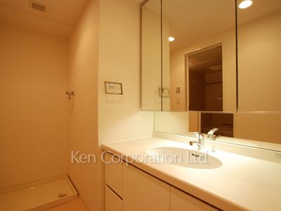 Powder Room ※Photo of the same layout on 3 floor. Decoration and fixture may differ.