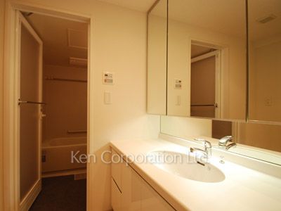 Powder Room ※Photo of the same layout on 7 floor. Decoration and fixture may differ.