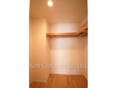 Walk-In Closet ※Photo of the same layout on 7 floor. Decoration and fixture may differ.