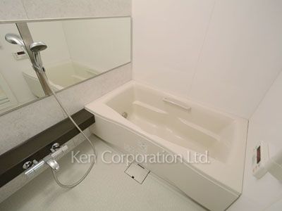 Bath ※Photo of the same layout on 9 floor. Decoration and fixture may differ.