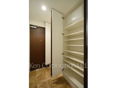 Shoes Closet ※Photo of the same layout on 9 floor. Decoration and fixture may differ.