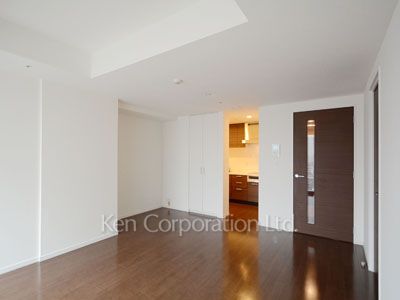 Living-Dining ※Photo of the same layout on 9 floor. Decoration and fixture may differ.