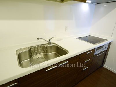 Kitchen ※Photo of the same layout on 9 floor. Decoration and fixture may differ.