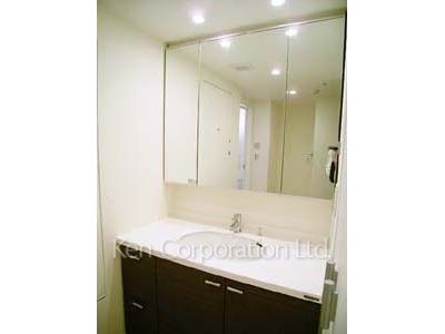 Powder Room ※Photo of the same layout on 8 floor. Decoration and fixture may differ.