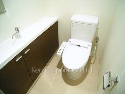 Lavatory ※Photo of the same layout on 8 floor. Decoration and fixture may differ.