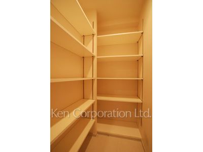 Shoes-In Closet ※Photo of the same layout on 3 floor. Decoration and fixture may differ.