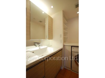 Powder Room ※Photo of the same layout on 2 floor. Decoration and fixture may differ.